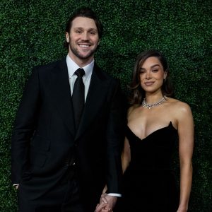 Hailee Steinfeld Celebrates Pregnancy and ‘Sinners’ Success Amid Heartwarming Red Carpet Encounters at the 2026 Golden Globes.