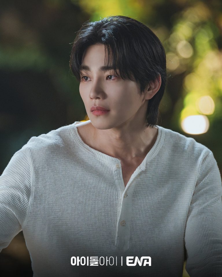 Kim Jae Yeong Gently Drapes His Shirt Over Sooyoung During A Late-Night Heart-To-Heart In “IDOL I”