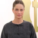 Amanda Peet’s Journey Through Loss and Survival: Navigating a Cancer Diagnosis Amidst Family Grief