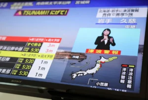 M7.5 quake hits off northeastern Japan, triggering tsunami waves